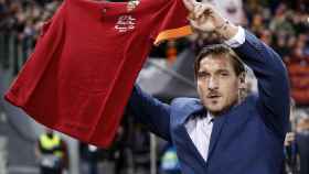 Francesco Totti sosteniendo la camiseta de la AS Roma