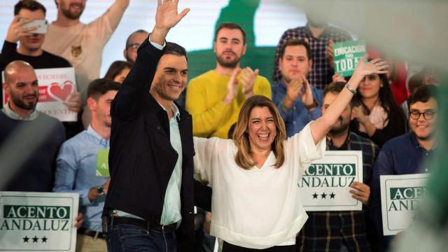 Pedro Sánchez y Susana Díaz, en un mitin en Marbella este martes.