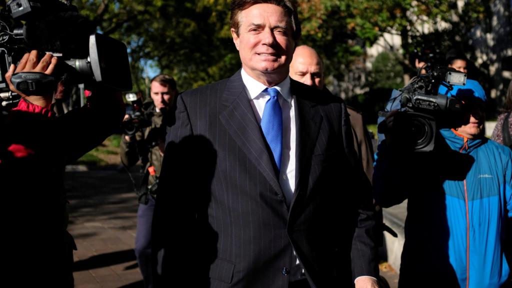 Manafort saliendo de la Corte Federal donde está siendo juzgado