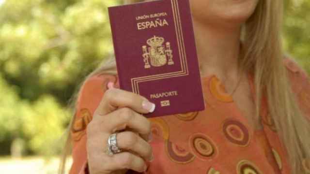 Una mujer con pasaporte español.