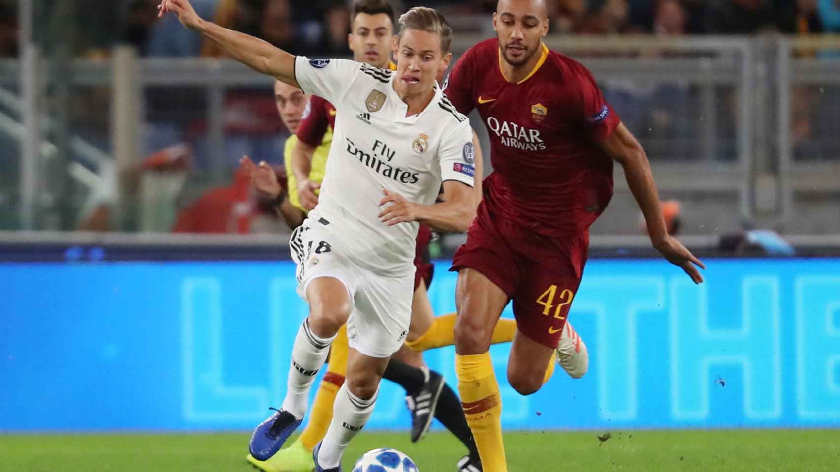 Llorente defiende el balón ante dos jugadores de la Roma