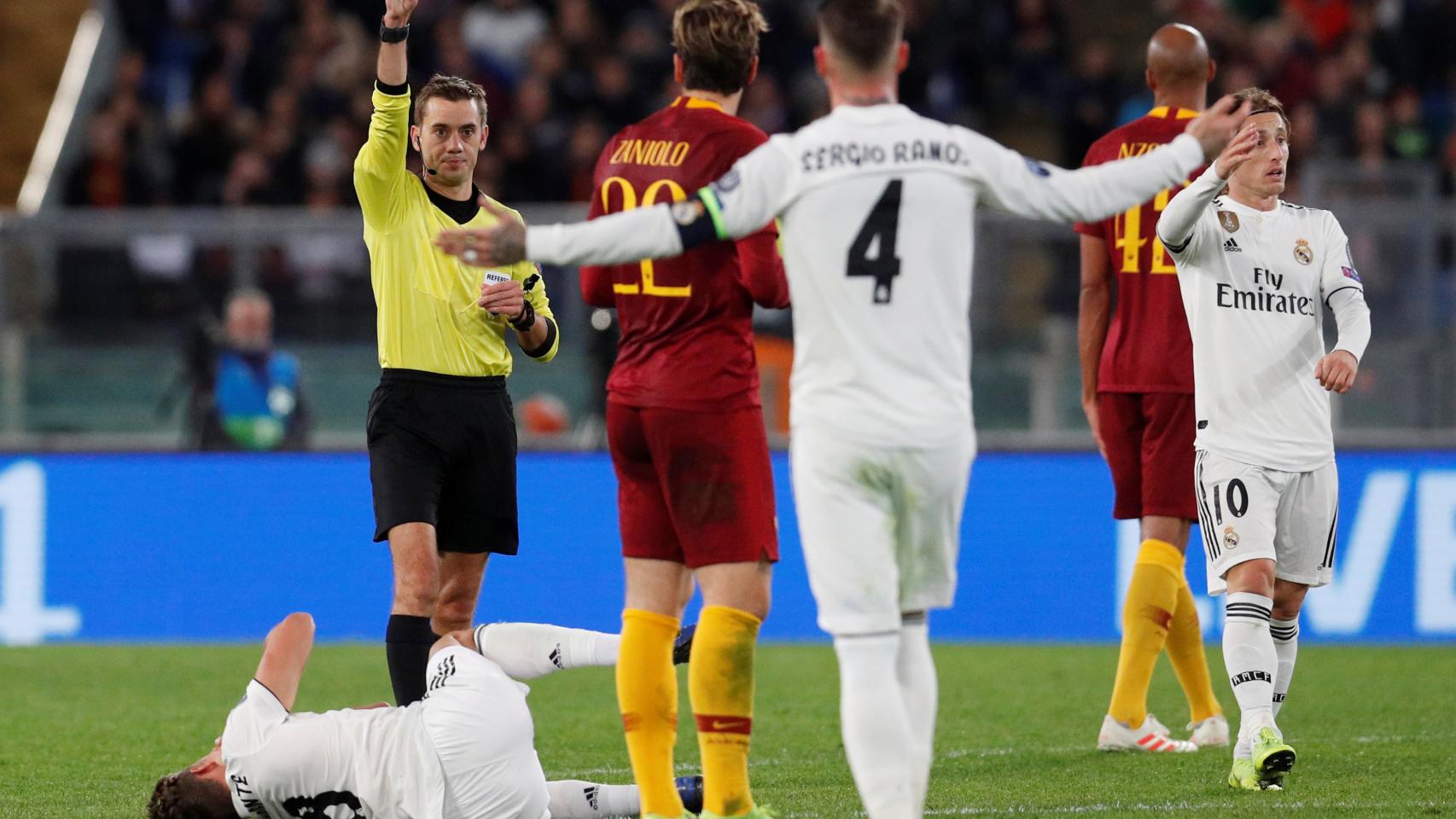 Sergio Ramos protesta ante el colegiado Clément Turpin una entrada sobre Llorente