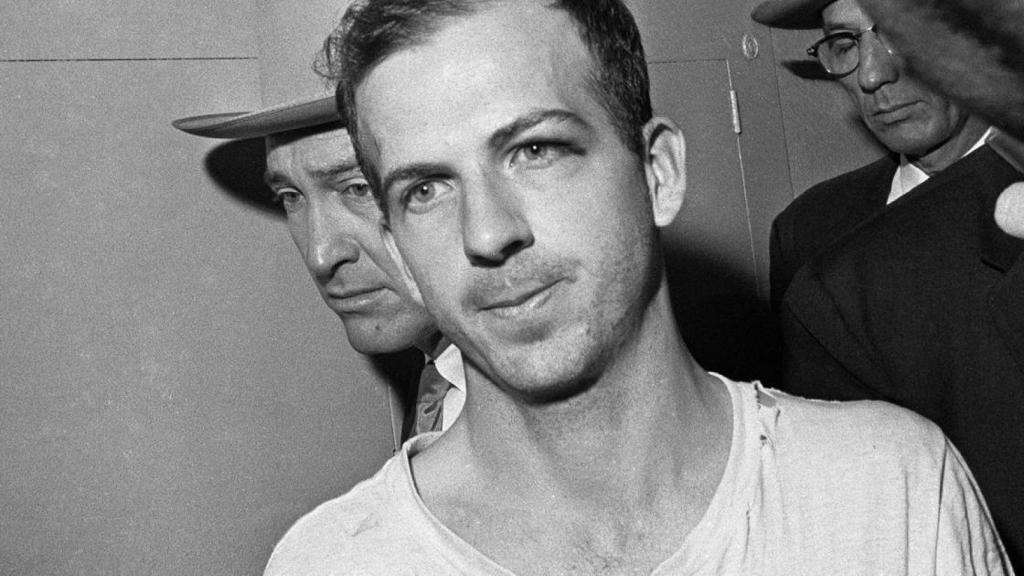 Lee Harvey Oswald  momentos antes de su asesinato.