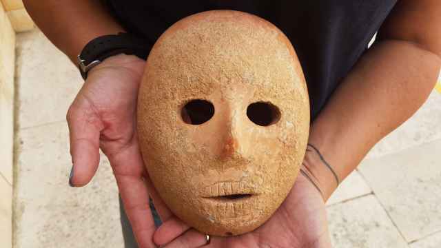 Fotogafía facilitada por la Autoridad de Antigüedades de Israel tras el anuncio hoy del descubrimiento de una máscara de piedra de unos 9.000 años de antigüedad cerca del asentamiento judío de Pnei Hever.