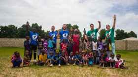 Parte del equipo de Playning Spain en Gambia. Foto: Twitter (@PlayingSpain)