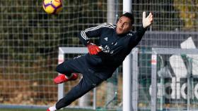 Keylor Navas se lanza a detener un disparo