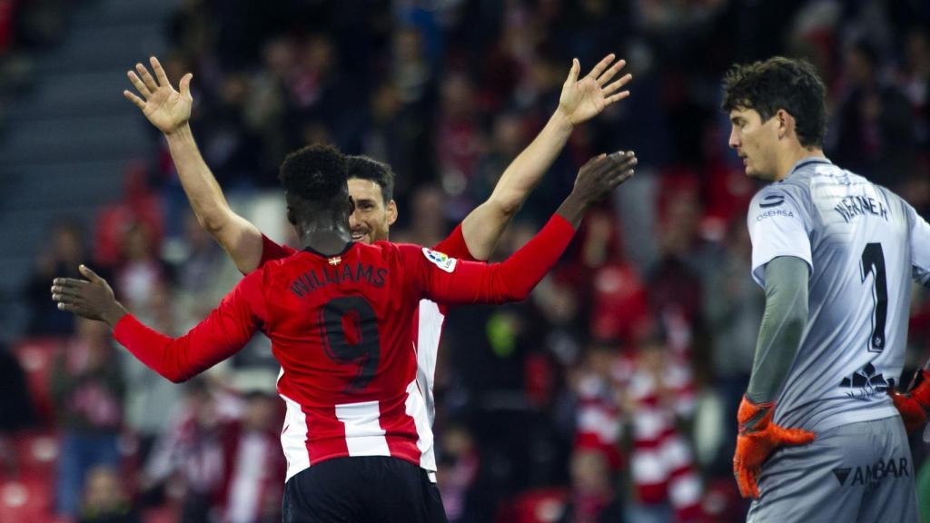 Iñaki Williams y Aritz Aduriz celebrando un gol