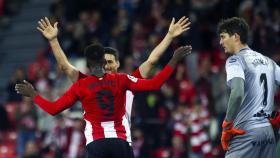 Iñaki Williams y Aritz Aduriz celebrando un gol