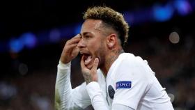 Neymar se queja en el partido frente al Liverpool