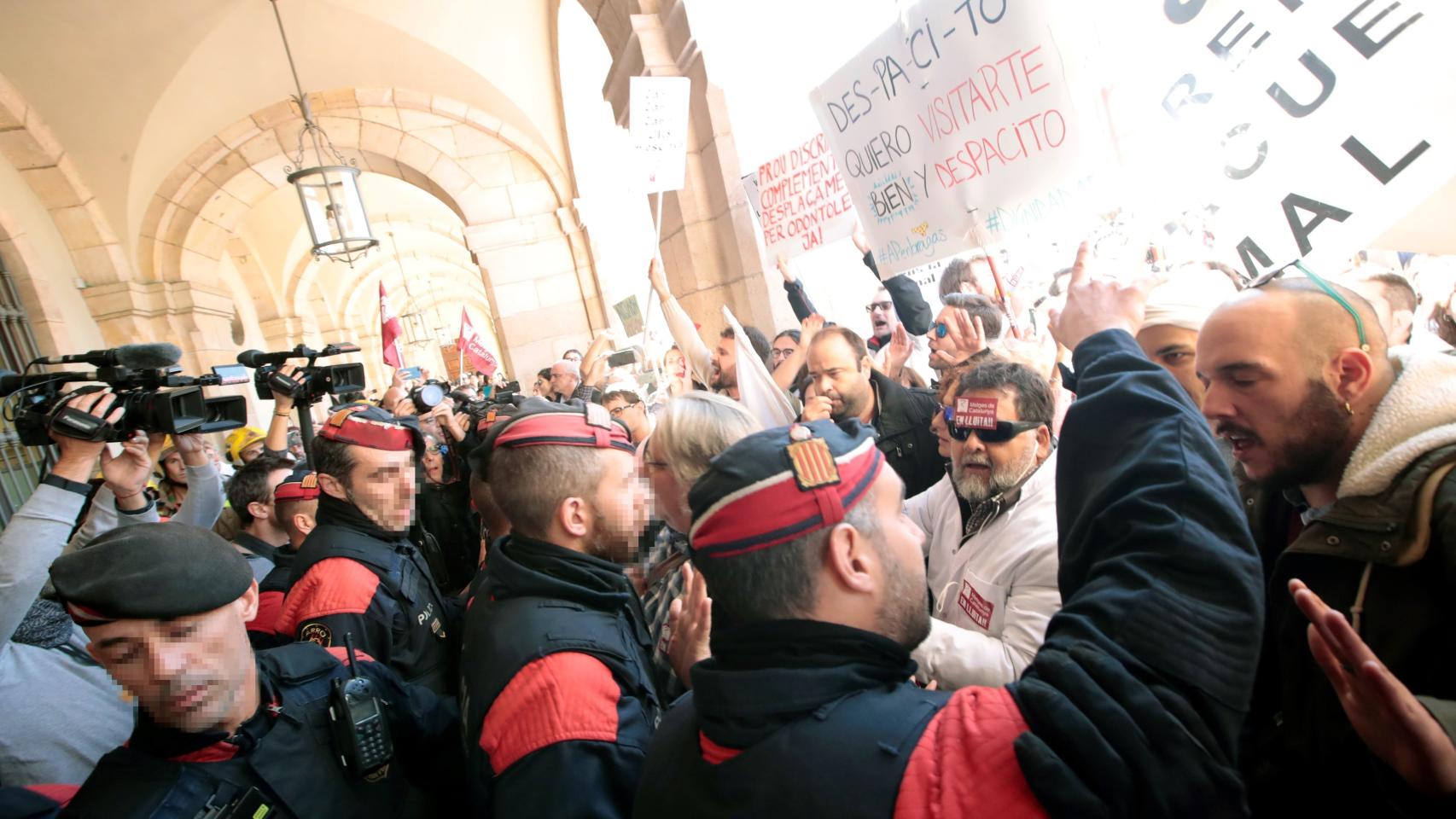 Mossos d'Esquadra tratan de impedir que los médicos de atención primaria que se concentran ante el Parlament.