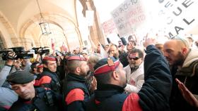 Mossos d'Esquadra tratan de impedir que los médicos de atención primaria que se concentran ante el Parlament.