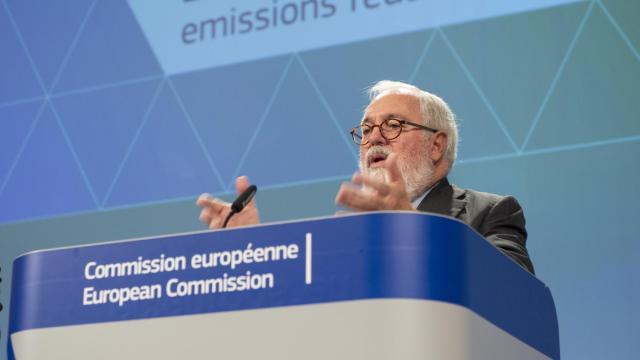 El comisario de Energía, Miguel Arias Cañete, durante su rueda de prensa