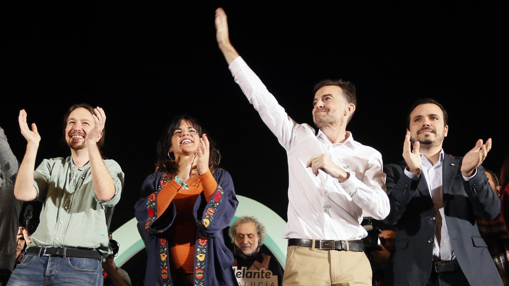 Pablo Iglesias, Teresa Rodríguez, el coordinador de IU en Andalucía, Antonio Maillo, y el coordinador federal de IU, Alberto Garzón, en el mitin de Sevilla.