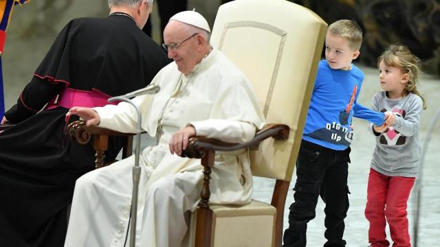 Un niño argentino se cuela en la audiencia general del Papa Francisco