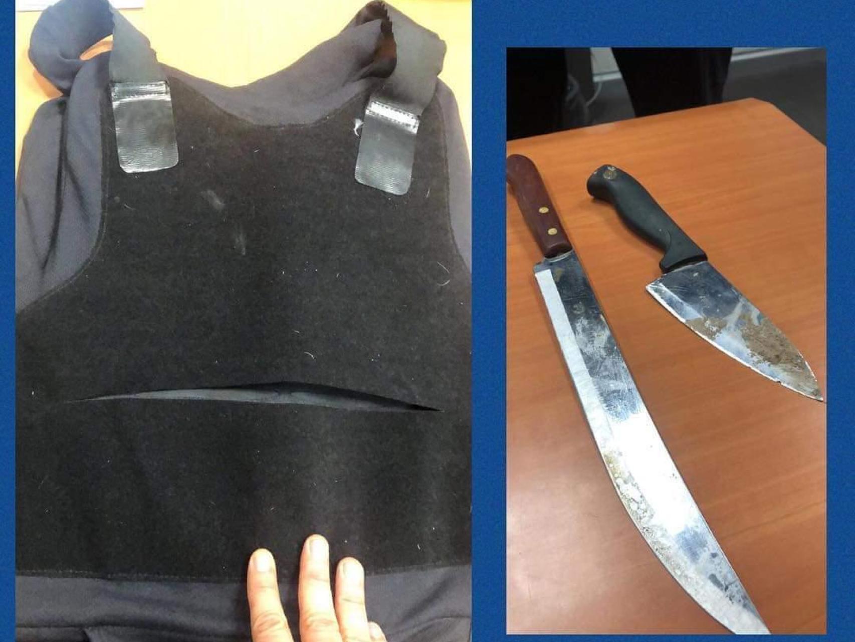 El chaleco del agente agredido y los cuchillos que se le incautaron al atacante.