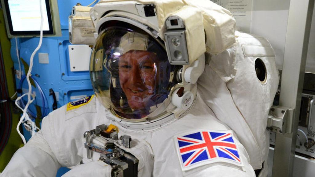 Tim Peake realizando las últimas comprobaciones antes de su paseo espacial.