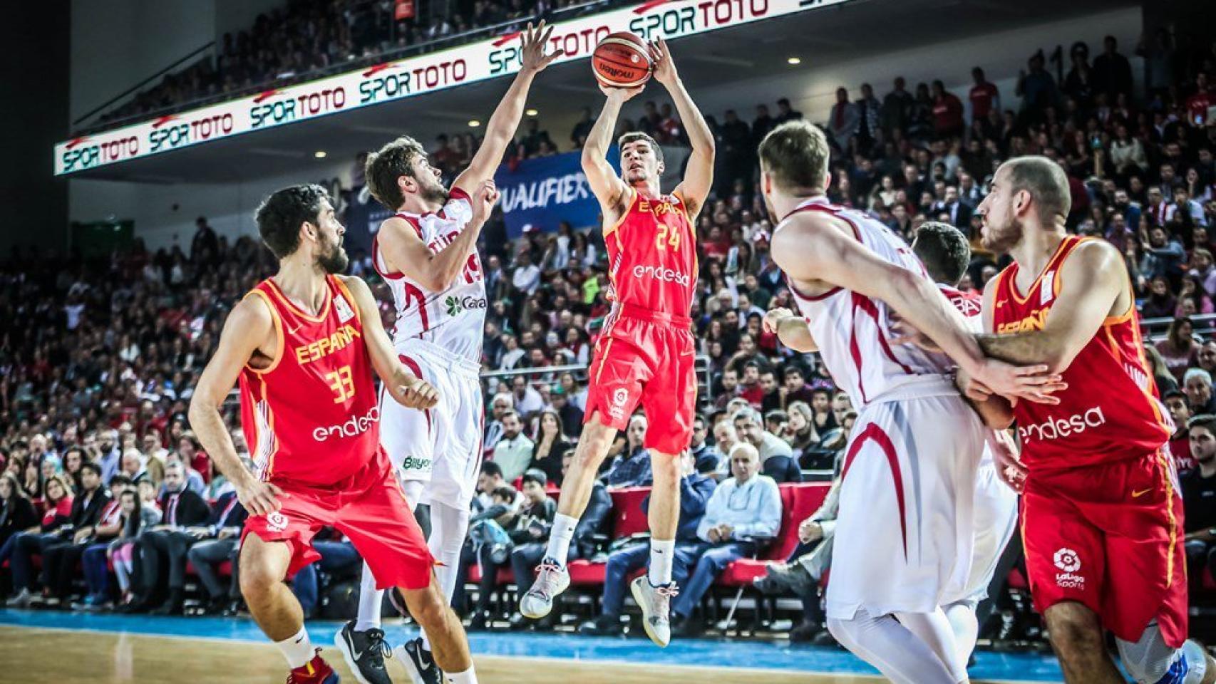 Darío Brizuela lanza a canasta durante el Turquía - España de baloncesto. Foto: Twitter (@baloncestofeb)