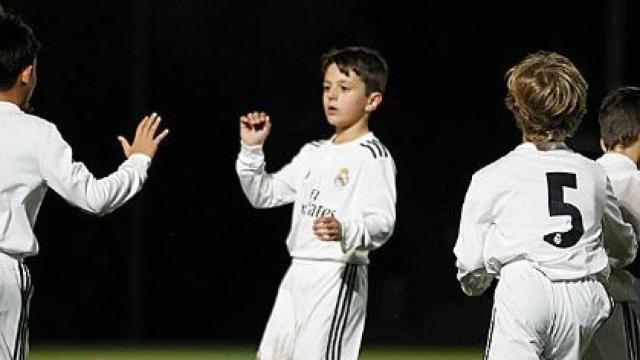 Canteranos del Real Madrid celebran un gol