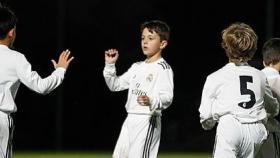 Canteranos del Real Madrid celebran un gol