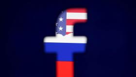 Logo de Facebook con las banderas estadounidense y rusa.