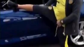 Maradona estira las piernas en su nuevo coche.