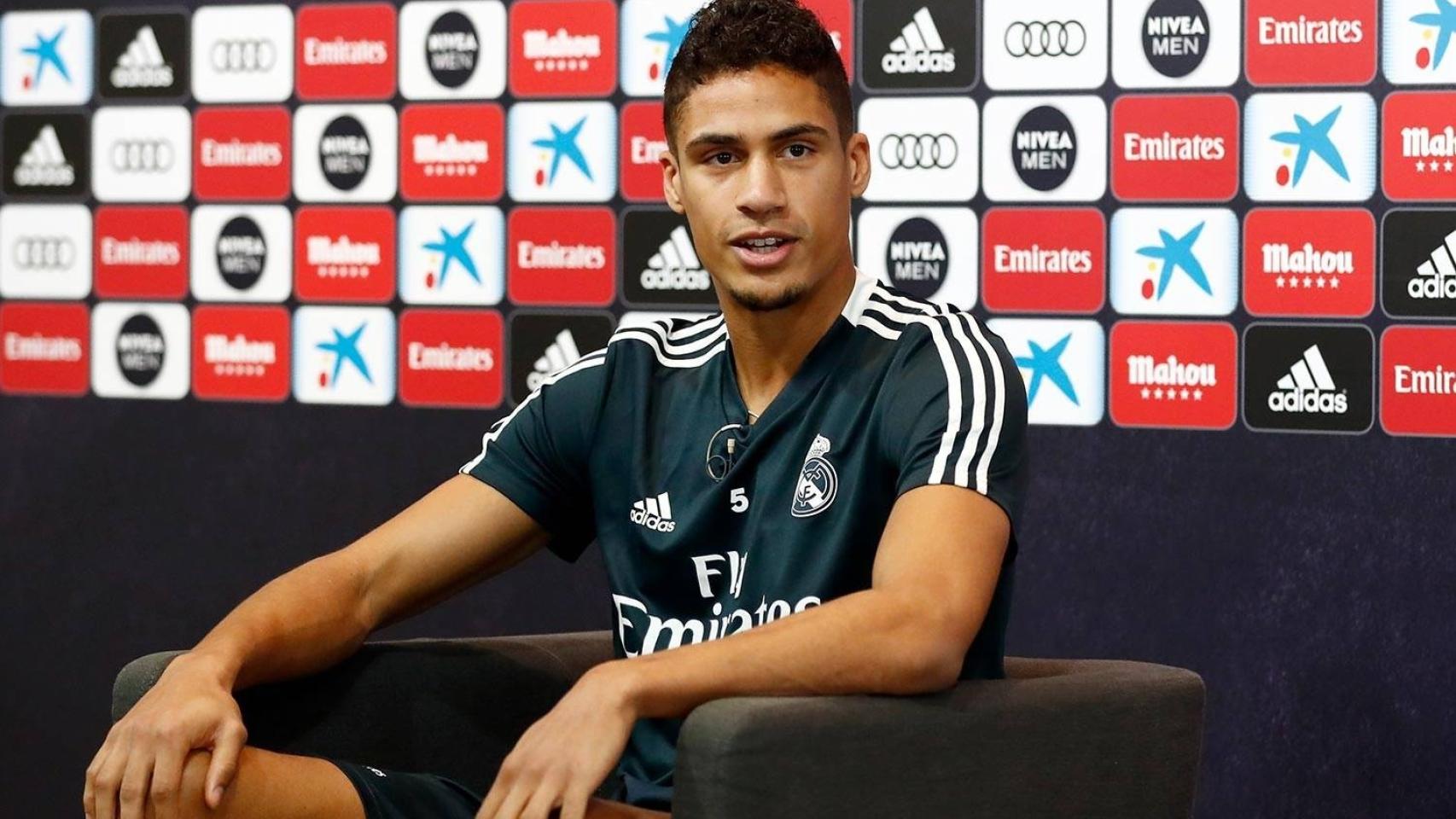 Varane atendiendo a los medios