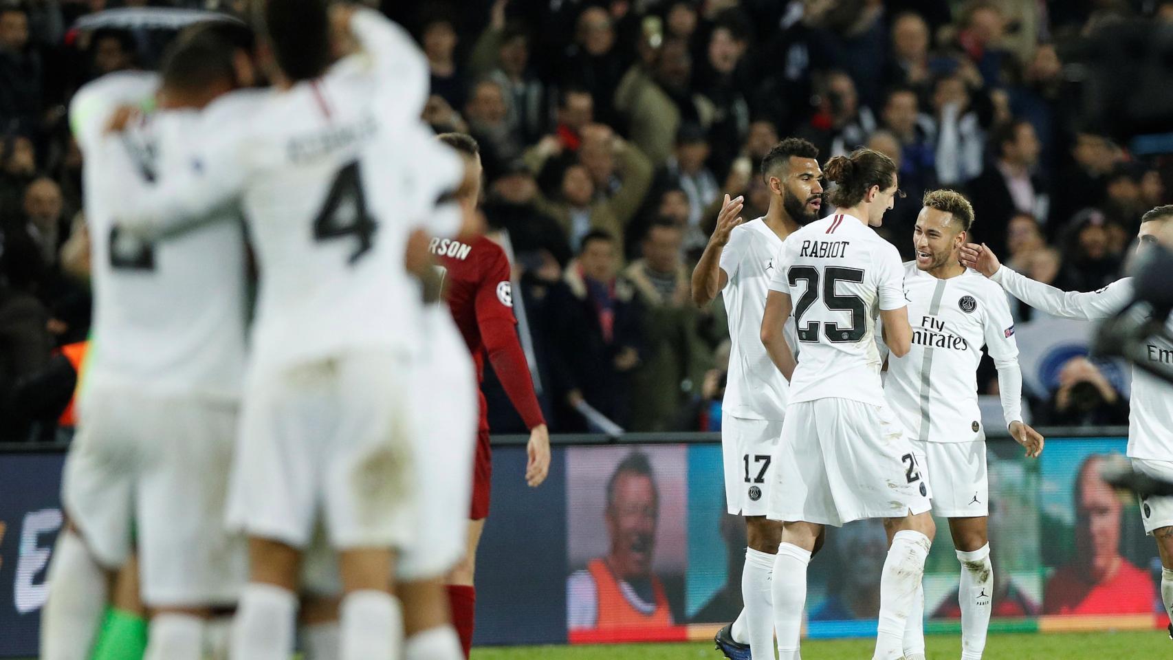 Los jugadores del PSG celebran la victoria ante el Liverpool