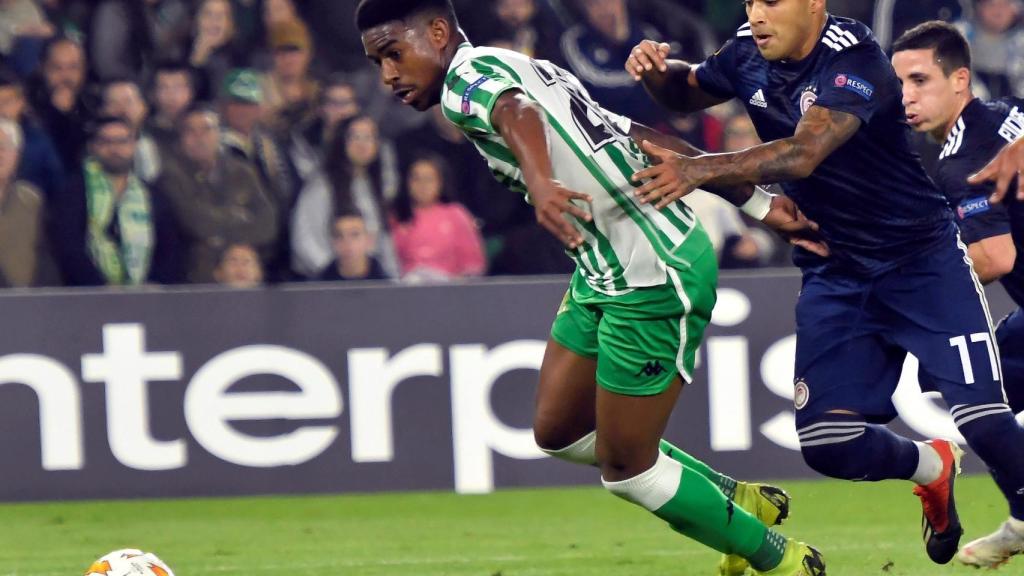 Junior Firpo durante un partido con el Betis