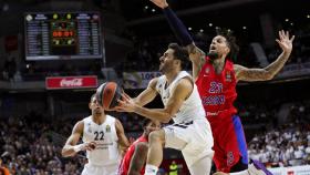 Facundo Campazzo intenta anotar ante el CSKA