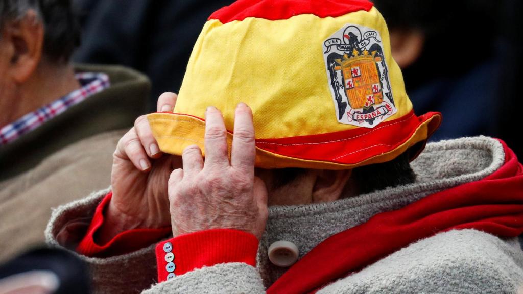 Una asistente a una de las manifestaciones contra la exhumación, en la plaza de Oriente de Madrid.