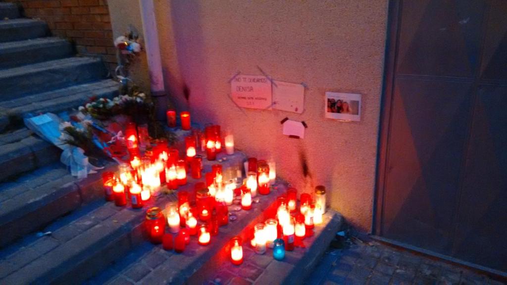 Velas para recordar a Denisa en el lugar del crimen.