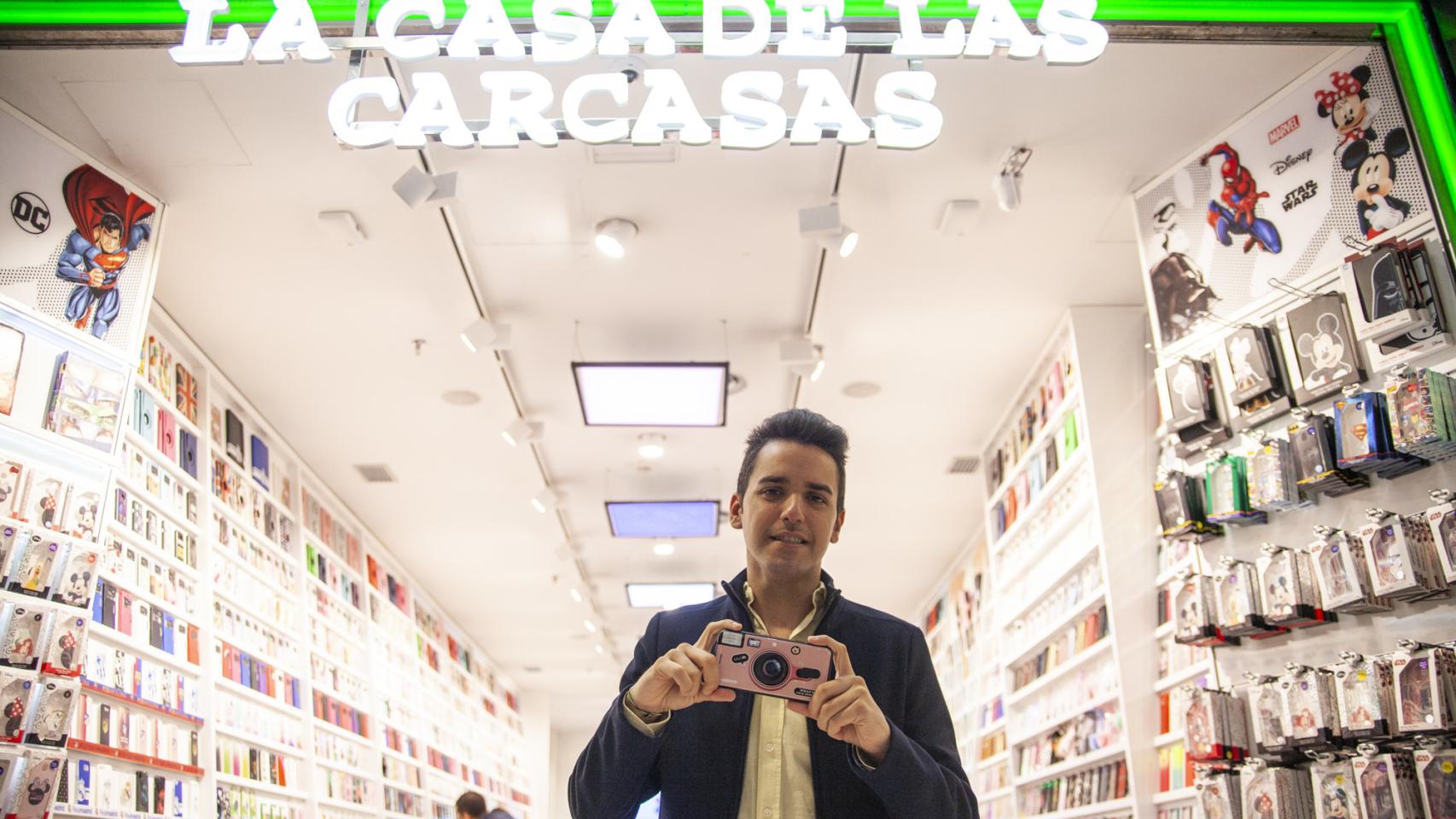Ismael Villalobos, dueño de 'La Casa de las Caracasas' en una de sus tiendas en Madrid.