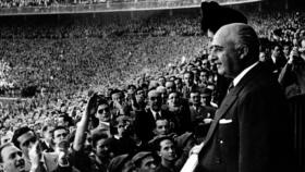 Francisco Franco, en el palco del Santiago Bernabéu durante un partido.