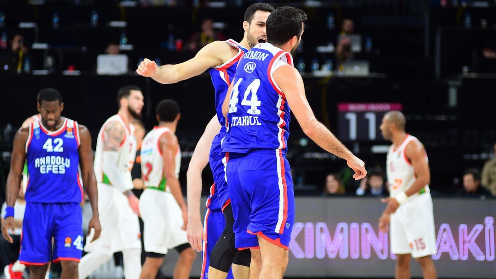 Los jugadores del Anadolu Efes celebran la victoria ante el Kirolbet Baskonia. Foto: Twitter (@AnadoluEfesSK)