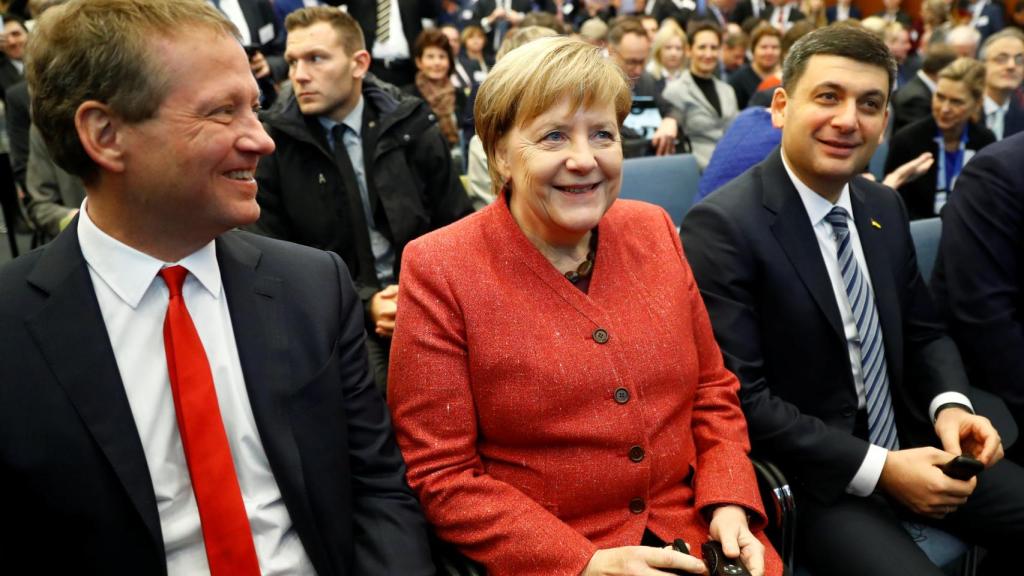 Angela Merkel, y el primer ministro ucraniano, Volodymyr Groysman, durante el Foro Empresarial Alemán-Ucraniano en Berlín.