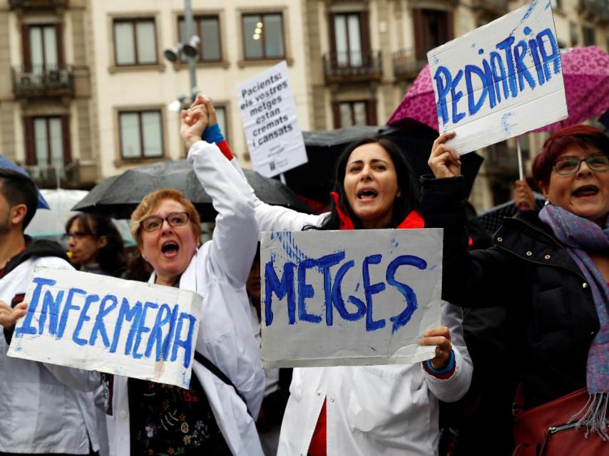 Médicos de atención primaria protestan frente a  la sede del Instituto Catalán de la Salud (ICS).
