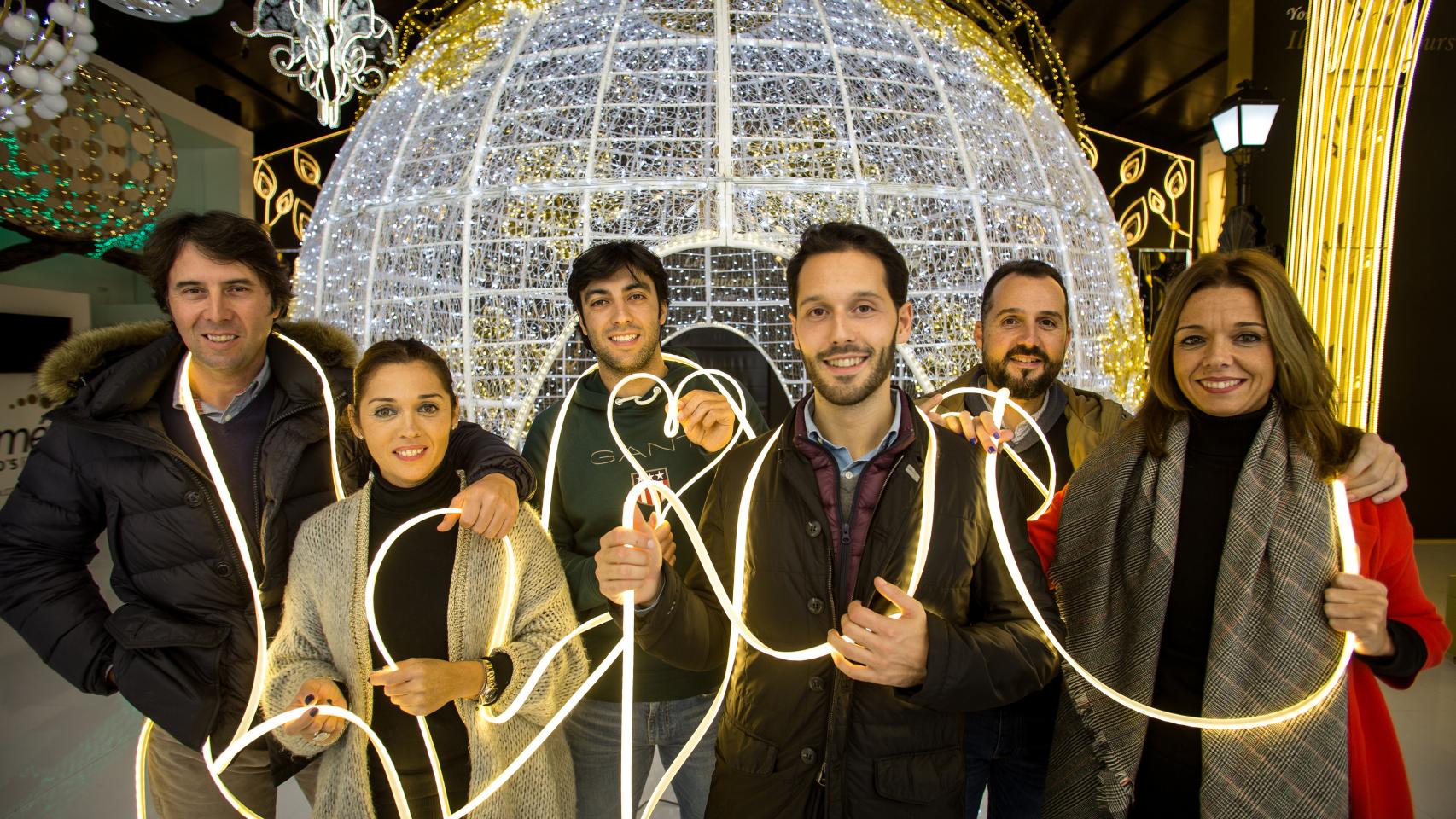 De izquierda a derecha: Mariano Jiménez, María Jiménez, Jesús Jiménez, Francisco Jiménez, Francisco José Jiméne y Raquel Jiménez, la tercera generación de Iluminaciones Ximénez.