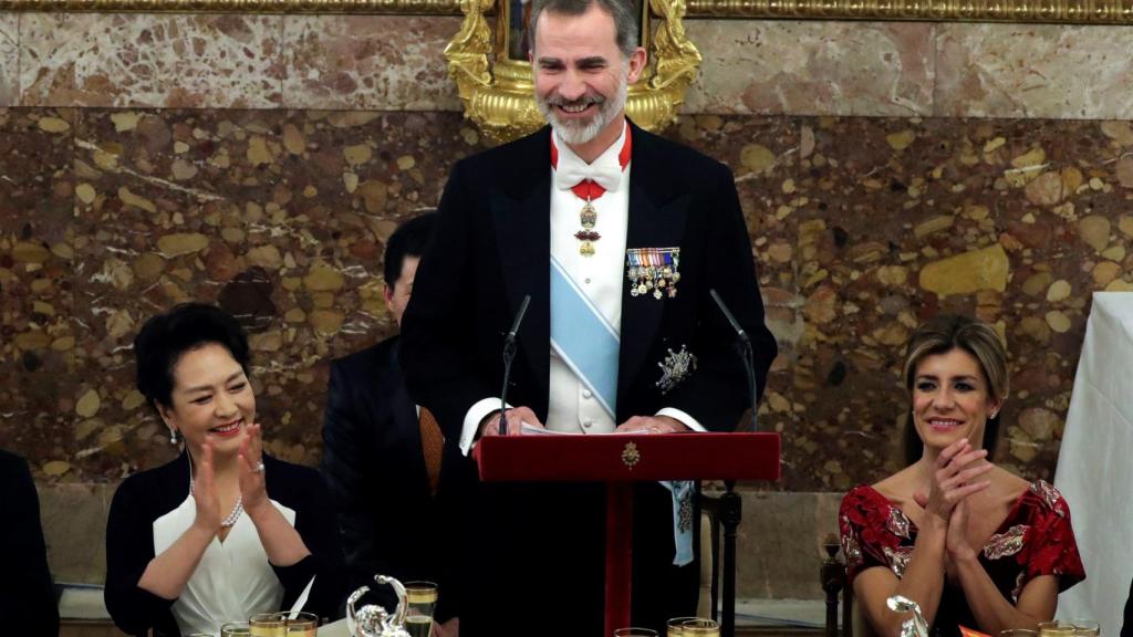 Begoña Gómez junto al rey en la última cena de gala.