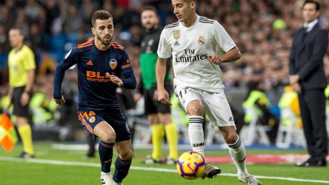 Lucas Vázquez conduce el balón ante el defensa del Valencia, José Luis Gayá