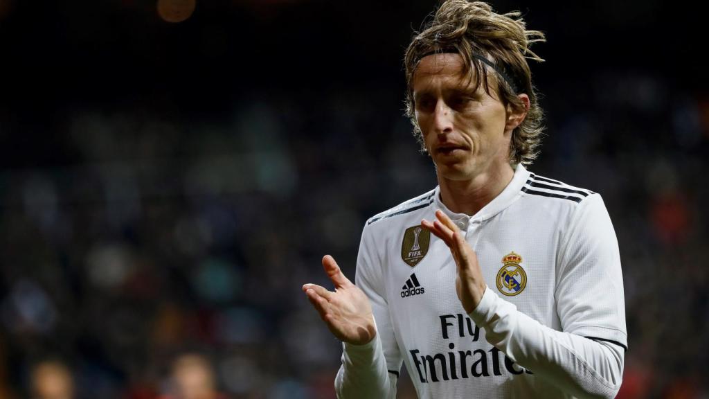 Luka Modric aplaude durante el partido disputado ante el Valencia