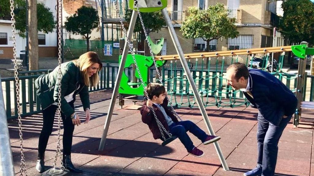 Susana Díaz en el parque con su hijo