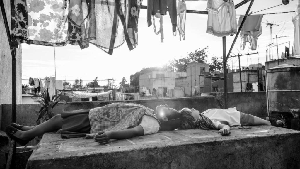 Fotograma de Roma, la obra maestra de Alfonso Cuarón.