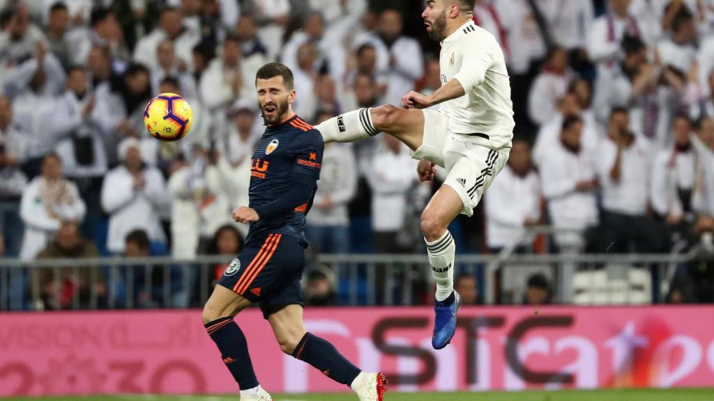 Carvajal gana un balón dividido contra el Valencia