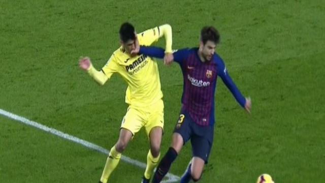 El manotazo de Piqué a Gerard Moreno por el que no vio ni amarilla