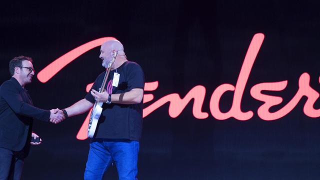 Ethan Kaplan, responsable digital de Fender, con Werner Vogels, CTO de Amazon.