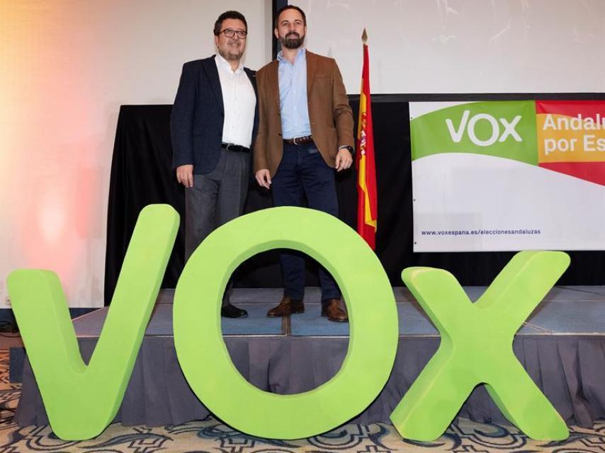 Francisco Serrano, número 1 en Andalucía, con Santiago Abascal.