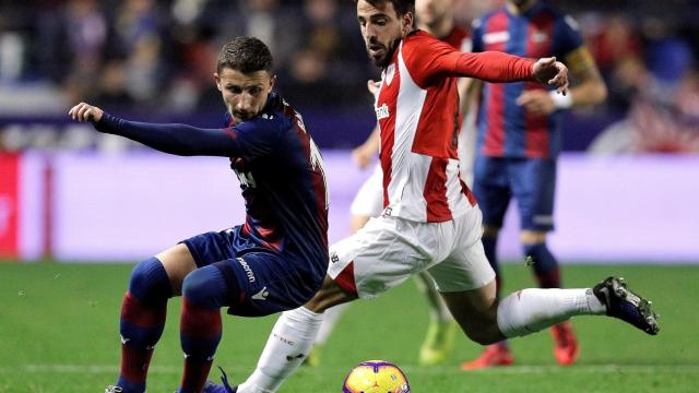 Bardhi y Beñat pelean por un balón