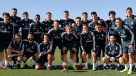Modric posa junto a sus compañeros con el Balón de Oro