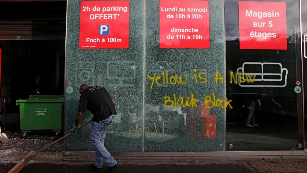 Destrozos en un comercio en el centro de París