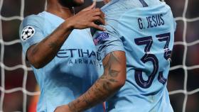 Gabriel Jesús y Sterling celebran un gol del Manchester City
